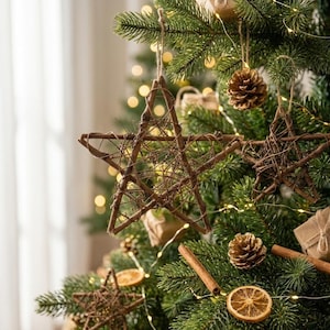 Op de afbeelding: Een verzameling rustieke kerstboomversieringen, waaronder bruine takkensterren, natuurlijke dennenappels, gedroogde sinaasappelschijfjes en kaneelstokjes, hangend aan groene dennentakken met warmwitte lichtjes door de boom geweven.