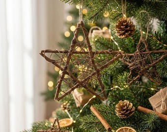 Rustikaler Rattan-Stern als Christbaumschmuck, natürlicher Weihnachtsbaumschmuck, gewebter Hängestern, weihnachtliche Dekoration im Landhausstil, Geschenkidee für Waldweihnachten