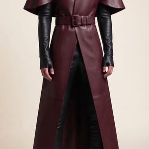 Burgunderfarbener Ledermantel, Herren-Cosplay-Trenchcoat, LARP-Rüstungsjacke