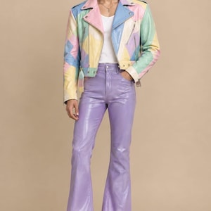 Set med bikerjacka i äkta koläder i pastellfärgat lappmönster och utsvängda byxor – Retro disco-outfit från 70-talet
