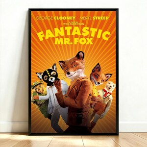 Può includere: Un poster cinematografico di Fantastic Mr. Fox con George Clooney e Meryl Streep, diretto da Wes Anderson. Il design mostra un personaggio volpe centrale con una giacca di velluto a coste marrone circondato da altri animali su sfondo arancione.