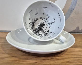 Set di tazza e piattino dipinto a mano, ispirato a Harry Potter e il Tristo Mietitore.