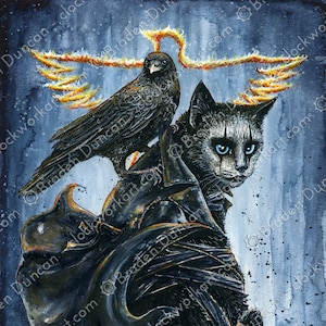Könnte beinhalten: Ein Aquarellgemälde zeigt eine schwarze Katze mit stechend blauen Augen, geschmückt mit einem Raben auf ihrem Rücken. Darüber deuten feurige orange und gelbe Flügel einen Phönix an. Das Kunstwerk hat ein dunkles, mystisches Thema.