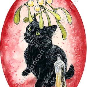 Könnte beinhalten: Eine schwarze Katze mit grünen Augen sitzt unter einem Zweig Mistel. Eine kleine Flasche mit einem Etikett, auf dem "Mistel" steht, befindet sich neben der Katze. Der Hintergrund ist ein roter Aquarell-Wasch.