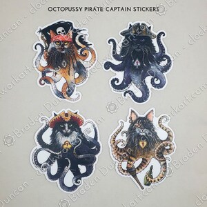 Peut inclure: Quatre autocollants colorés représentant un chat habillé en pirate avec des tentacules de pieuvre. Les chats portent des chapeaux de pirate et ont des couleurs et des motifs variés. Les autocollants sont parfaits pour ajouter une touche de fantaisie à n'importe quelle surface.