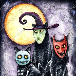 Może przedstawiać: Trzy czarne koty w maskach na Halloween. Kot po lewej stronie ma niebieską maskę z szerokim uśmiechem. Kot w środku ma zieloną maskę z zakrzywionym brwiami. Kot po prawej stronie ma czerwoną maskę z diabelskim uśmieszkiem. Koty siedzą przed dużym żółtym księżycem.