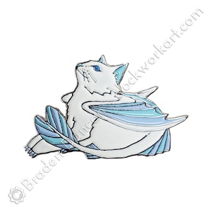 Puede incluir: Un pin de esmalte blanco y azul claro que representa un dragón felino. El dragón tiene ojos, orejas y alas azules. El pin es una ilustración estilizada con contornos negros, sobre un fondo blanco. El texto "Braden Duncockworkart.com" es visible.