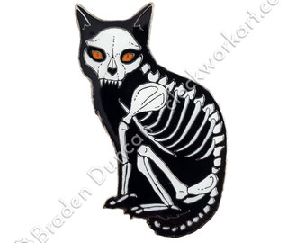 Spilla smaltata Skelekitten Glow in the Dark: acquerello horror scheletro di gatto nero