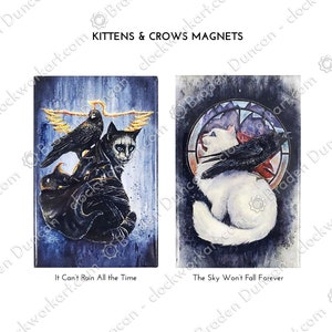 Könnte beinhalten: Zwei quadratische Kühlschrankmagnete mit Aquarellmalereien von schwarzen Katzen mit Raben. Der erste Magnet zeigt eine schwarze Katze mit einem Raben auf dem Rücken. Der zweite Magnet zeigt eine weiße Katze mit einem Raben auf dem Rücken. Der Text auf dem ersten Magnet lautet "Es kann nicht immer regnen". Der Text auf dem zweiten Magnet lautet "Der Himmel wird nicht für immer fallen".