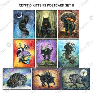 Może przedstawiać: Zestaw dziewięciu pocztówek zatytułowany CRYPTID KITTENS POSTCARD SET II, zawierający kolorowe ilustracje różnych stworzeń przedstawionych jako koty, w tym czarnego kota, postać przypominającą Godzillę, skrzydlatego kota i kota szopa.