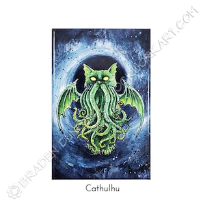 Peut inclure: Un chat vert aux yeux jaunes et une barbe tentaculaire, avec des ailes de chauve-souris, sur un fond étoilé bleu foncé et blanc. Le chat est représenté comme Cthulhu, une entité cosmique fictive.