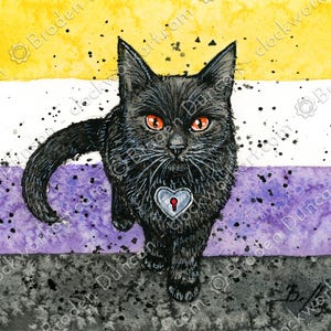 Può includere: Un'illustrazione ad acquerello di un gatto nero con occhi arancioni brillanti e un lucchetto argentato a forma di cuore sul petto, su uno sfondo di strisce orizzontali gialle, bianche, viola e nere con schizzi di inchiostro nero ovunque.
