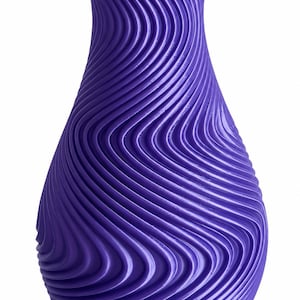 Può includere: Un vaso viola vibrante caratterizzato da una distinta texture ondulata continua che avvolge l'intero esterno. Il recipiente presenta un collo stretto che si allarga leggermente sul bordo superiore, con un corpo rotondo che si restringe verso la base.