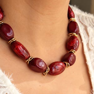 Collier Perles Bordeaux et Rouges en Acier Inoxydable Doré | Collier Femme Statement | Bijou Bohème Chic | Collier Tendance