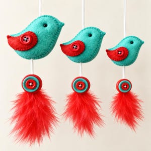 Patrón de adorno de pájaro de fieltro, PDF de costura de pájaro navideño, decoración colgante de arte popular, pájaro de plumas y botones, plantilla de costura a mano para principiantes, manualidades DIY
