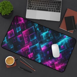 Può includere: Un tappetino da scrivania rettangolare con un motivo digitale astratto di quadrati luminosi rosa neon e blu ciano su sfondo scuro. Il tappetino è posizionato su una scrivania con un portatile, un mouse bianco, quaderni, penne e una tazza di caffè.