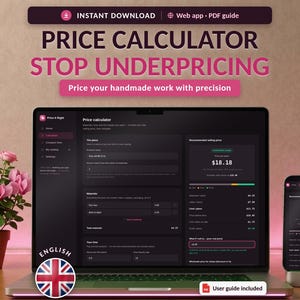 Peut inclure: Un outil de calcul de prix numérique affiché sur un écran d'ordinateur portable et un smartphone. L'interface sombre présente le texte PRICE CALCULATOR, STOP UNDERPRICING et Price your handmade work with precision. Une plante à fleurs roses est visible.