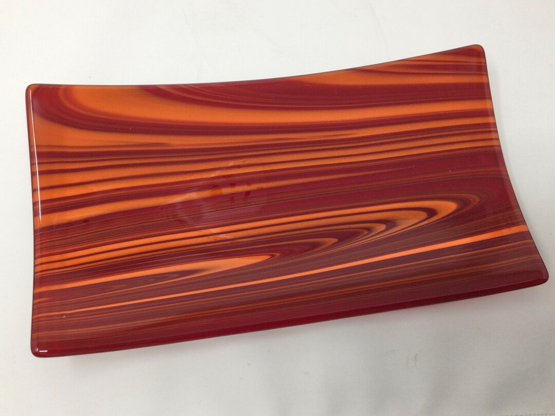 ハンドメイドのフューズドガラス製サービングトレイ：赤オレンジの