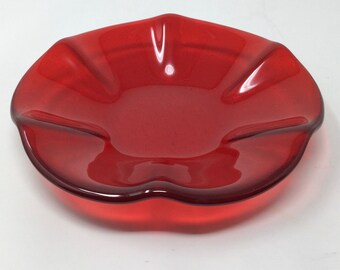 Scharlakansröd serveringsskål i smält glas: Konstglas med scalloped kant