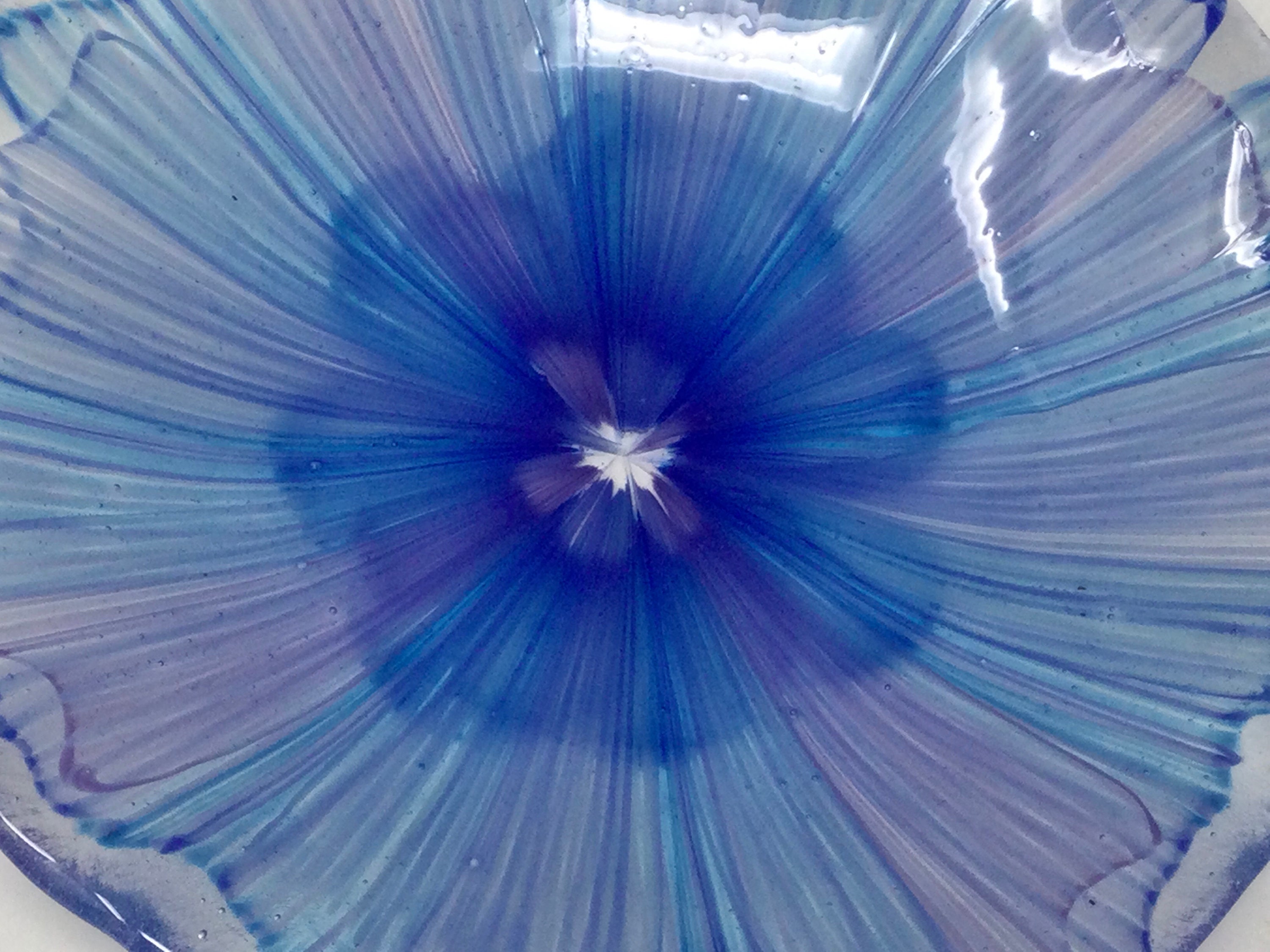 パープルブルーフューズドガラスボウル：手作りの抽象アートガラス