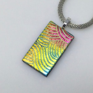 Rosa Gelb Blau Halskette, Dichroic Glas Anhänger, Fusing Glas Schmuck