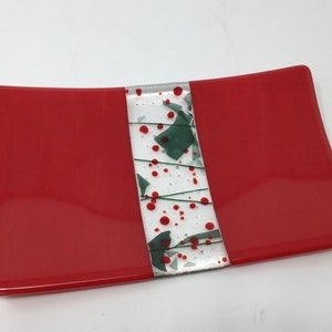 Red Green Holly Berry Fused Glass Tray, Art Glass Holiday Serving Tray Bild 1