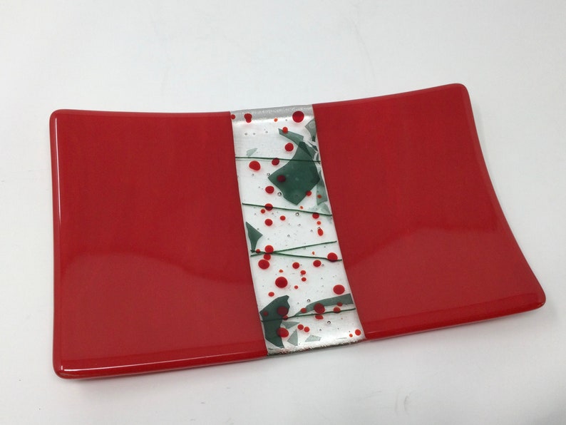 Red Green Holly Berry Fused Glass Tray, Art Glass Holiday Serving Tray Bild 1