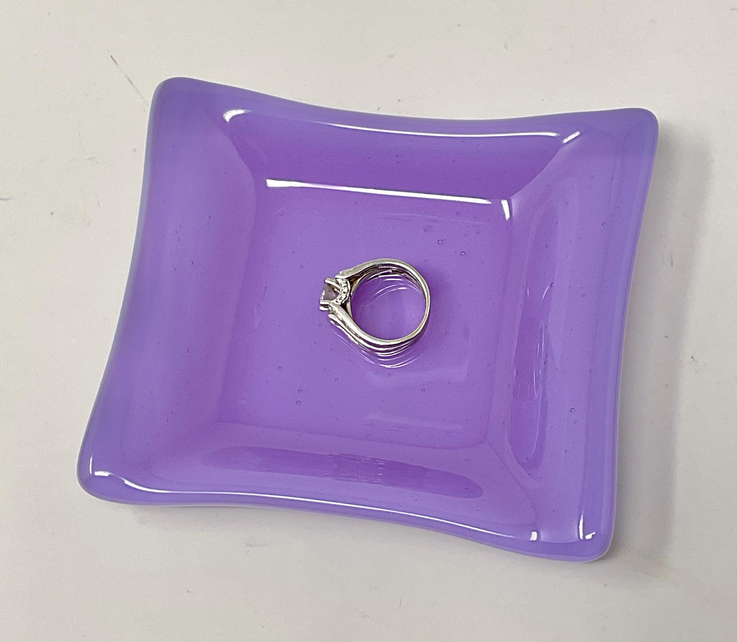 ラベンダーフューズドガラスリングディッシュ：手作りの紫色のアート