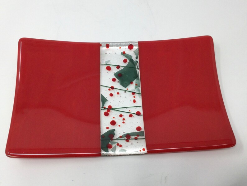 Red Green Holly Berry Fused Glass Tray, Art Glass Holiday Serving Tray Bild 3