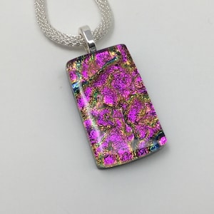 Magenta Pink Gold Halskette, Dichroic Glas Anhänger, Glasschmuck