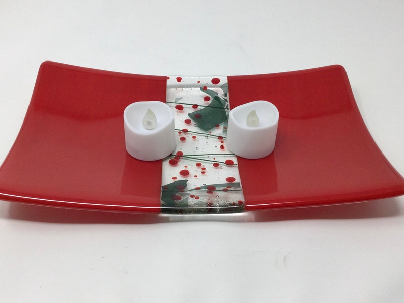 Red Green Holly Berry Fused Glass Tray, Art Glass Holiday Serving Tray Bild 4