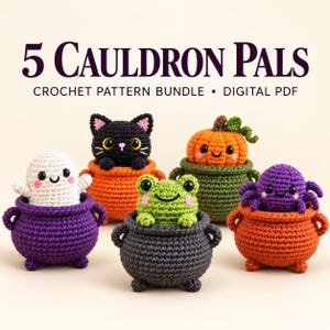 Könnte beinhalten: Ein digitales PDF-Häkelmuster-Set mit dem Titel 5 CAULDRON PALS, das fünf gehäkelte Figuren zeigt: ein weißes Gespenst im lila Kessel, eine schwarze Katze im orangefarbenen Kessel, einen grünen Frosch im grauen Kessel, einen Kürbis im grünen Kessel und eine lila Spinne im orangefarbenen Kessel.