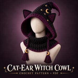 Peut inclure: Un capuchon au crochet noir et violet avec un design de chapeau de sorcière pointu, des oreilles de chat, des étoiles et croissants de lune dorés brodés, et deux liens tressés avec des pompons et breloques lune. Texte : CAT-EAR WITCH COWL CROCHET PATTERN PDF.