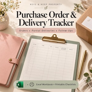 Könnte beinhalten: Ein Purchase Order & Delivery Tracker Dokument auf einem grünen Klemmbrett mit goldener Klemme. Das Formular enthält Spalten für PO No., Item, Qty, Status, Expected Delivery und Notes. Enthält einen rosa Planer, einen goldenen Stift und ein Excel-Symbol.