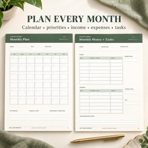 Puede incluir: Dos p&aacute;ginas de planificador de papel color crema con encabezados verde oscuro. La p&aacute;gina izquierda se titula Monthly Plan con una cuadr&iacute;cula de calendario y secciones para prioridades, renovaciones y mantenimiento. La p&aacute;gina derecha se titula Monthly Money + Tasks con tablas para ingresos, gastos y notas.