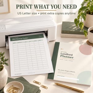 Puede incluir: Una impresora blanca imprimiendo una hoja de seguimiento de pagos de alquiler en tama&ntilde;o US Letter. Al lado hay un libro Landlord Planner con cubierta crema, lomo verde y c&iacute;rculos rosas y verdes. El texto dice PRINT WHAT YOU NEED y Landlord Planner.
