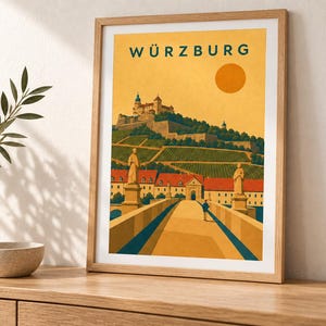 Könnte beinhalten: Ein gerahmtes Reiseplakat der Stadt Würzburg, Deutschland. Die Illustration zeigt eine Steinbrücke, die zu einer Burg auf einem Hügel führt, mit Weinbergen, Gebäuden mit roten Dächern, Statuen und einer leuchtend orangen Sonne am gelben Himmel.