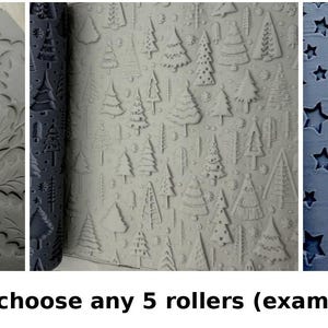 Peut inclure: Un ensemble de cinq rouleaux à texture pour argile de différentes couleurs, dont bleu et noir, présentés avec des motifs imprimés sur des plaques d'argile. Les motifs incluent feuilles de chêne, houx, sapins, étoiles et pavés. Texte : Pick & Mix: choose any 5 rollers (examples shown).