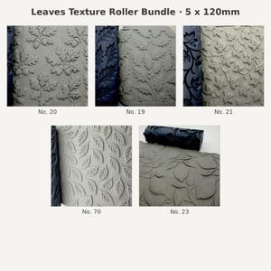 Könnte beinhalten: Leaves Texture Roller Bundle 5 x 120mm mit fünf dunkelblauen zylindrischen Rollern. Jede Rolle erzeugt ein eigenes geprägtes Muster in Ton, darunter Eichenblätter, Stechpalme, Efeu, kleine Blätter und Zitronenmotive, nummeriert 20, 19, 21, 70, 23.