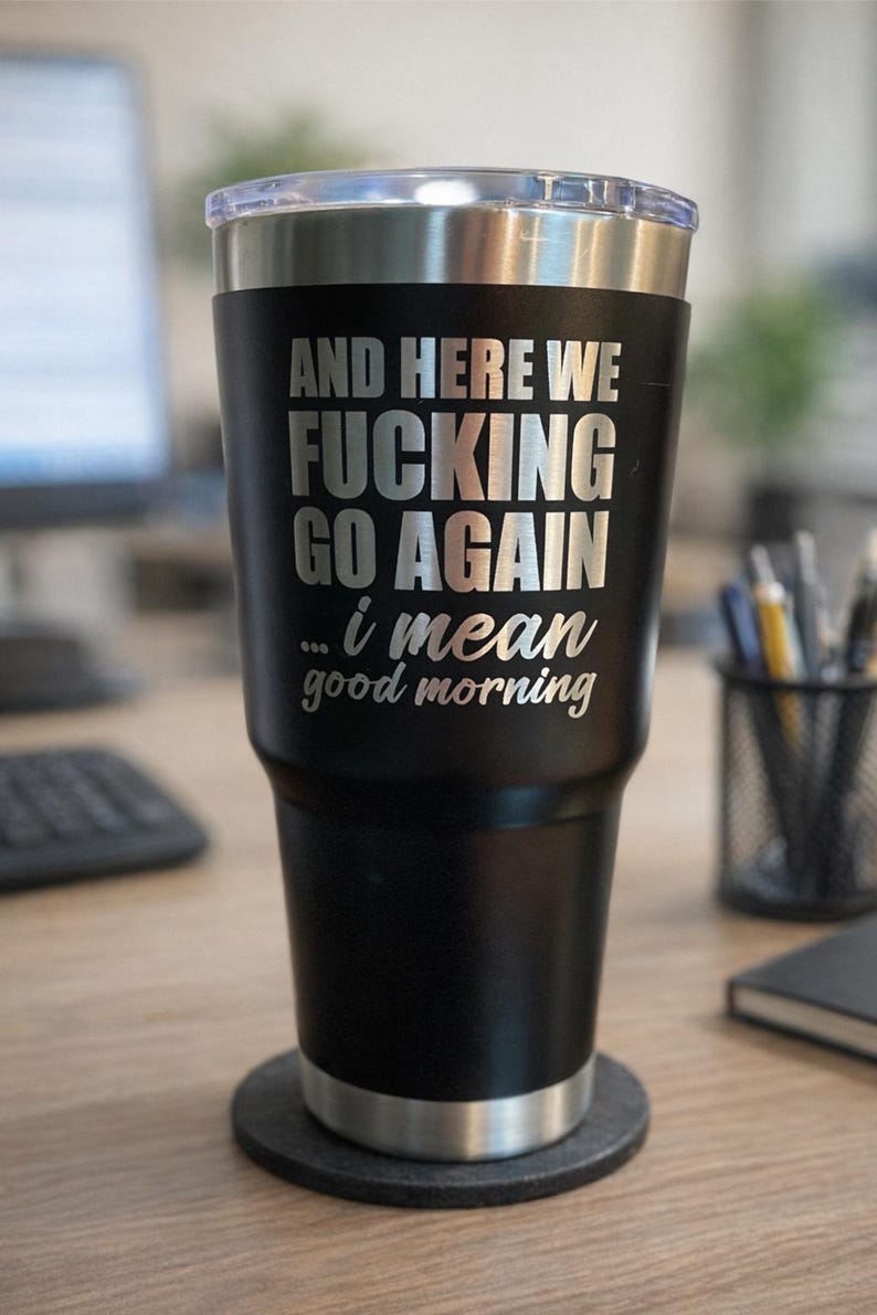 Taza de buenos días, taza de café divertida, vaso tipo Yeti, grabado con láser, regalo para amigos, regalo para compañeros de trabajo imagen 1