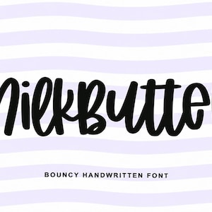 Op de afbeelding: De tekst MilkBUTTER is geschreven in een vet, zwart, handgeschreven lettertype, gecentreerd op een achtergrond van horizontale, lichtpaarse golvende lijnen. Onder de hoofdtekst staan de woorden BOUNCY HANDWRITTEN FONT in een kleiner lettertype.