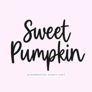 Könnte beinhalten: Ein Grafikdesign mit dem schwarzen Text Sweet Pumpkin in einer fließenden Schreibschrift, zentriert auf einem blassrosa Hintergrund. Unter dem Haupttext erscheinen die Worte HANDWRITTEN SCRIPT FONT in einer einfachen schwarzen Schrift.