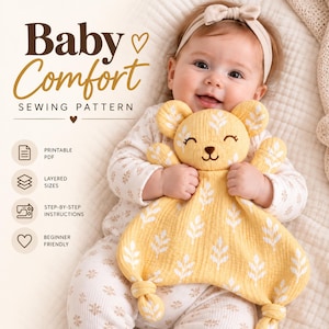 Op de afbeelding: Een naaipatroon getiteld Baby Comfort met een gele, beervormige knuffeldoek met een wit bladpatroon. Het ontwerp bevat iconen voor printbare PDF, gelaagde maten, stapsgewijze instructies en functies die geschikt zijn voor beginners.