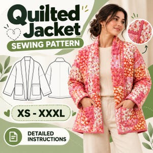 Op de afbeelding: Een naaipatroon voor een doorgestikte jas met een roze en rood bloemenpatchworkontwerp, lange mouwen, een sjaalkraag en twee opgestikte zakken aan de voorzijde. De afbeelding bevat de tekst Quilted Jacket Sewing Pattern en XS - XXXL.