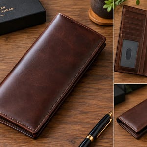 Peut inclure: Un portefeuille bifold en cuir marron foncé avec une finition lisse et des coutures apparentes. L'intérieur comprend plusieurs fentes pour cartes et une fenêtre transparente pour ID. Présenté fermé et ouvert avec une boîte noire BETTER THINGS AHEAD.