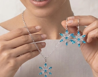Set van oorbellen en ketting met sneeuwvlokmotief | Sieraden met blauwe kristallen sneeuwvlokken | Winteroorbellen voor dames | Kerstcadeau voor haar