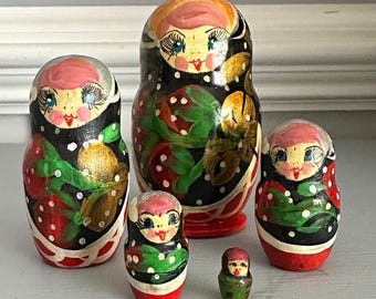 Muñecas rusas Matryoshka antiguas pintadas a mano.