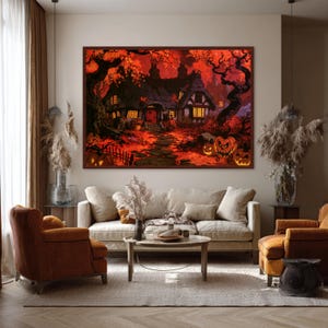 Op de afbeelding: Een rechthoekige wandkunstprint met een donkere, sfeervolle huisjesscène met gloeiend oranje en rood herfstgebladerte, gedraaide bomen en verschillende uitgesneden pompoenen met verlichte gezichten langs een stenen pad naar het huis.