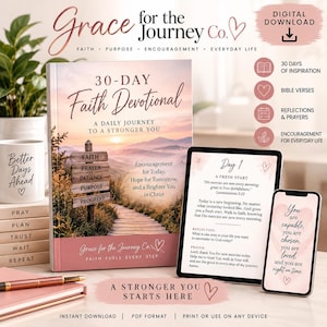 Può includere: Un download digitale di devozionali di fede di 30 giorni con una copertina di libro che mostra un sentiero di montagna al tramonto, un tablet con il contenuto del Giorno 1 e uno smartphone con testo. Include il testo: Grace for the Journey Co.