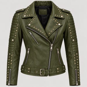 Olivgrön bikerjacka i läder med nitar, motojacka med vadderade ärmar, edgy streetwear-mode